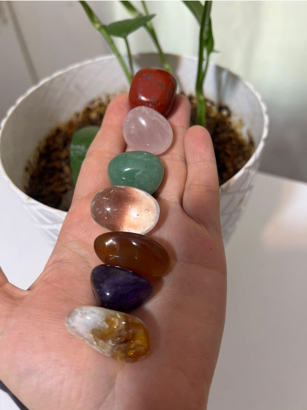 پک هفت چاکرا، شامل سنگ های: سیترین، آمیتیست، عقیق کارنلین، کریستال کوارتز، اونتورین، رز کوارتز، جاسپر سرخ